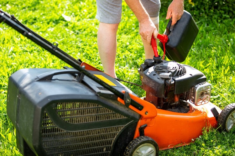 Do Lawn Mowers Need Oil?