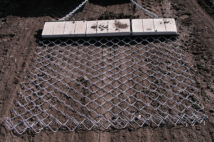 Method One: DIY Lawn Leveling Drag With Chain-Link Fence